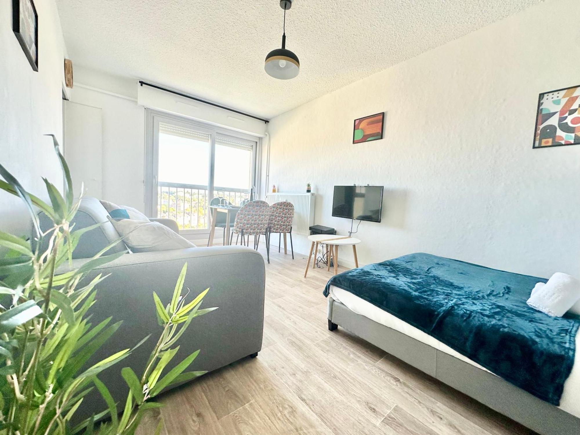 Le Baudin Avec Vue Sur Limoges Apartment Exterior photo